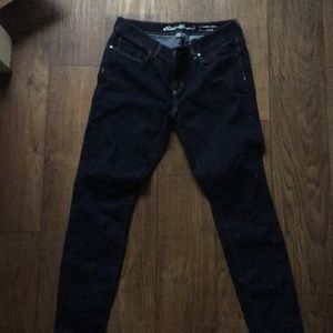 Eddie Bauer fit: slightly curvy leg: skinny